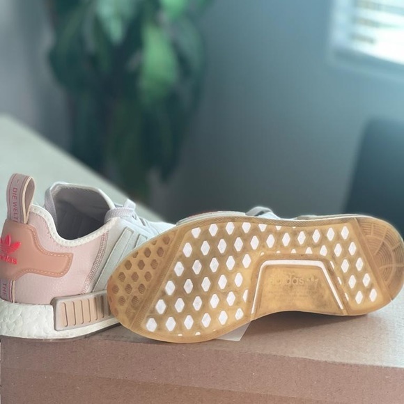 Adidas NMD R1 Cream/white/Light Pink Great Condition worn 3 times - Picture 3 of 4